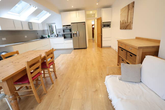 Double bedroom, own balcony, all incl, sep. lease Main Photo