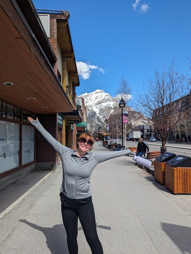 Hello hello!  I’m Emer (ee-mur) I’m movin... Main Photo