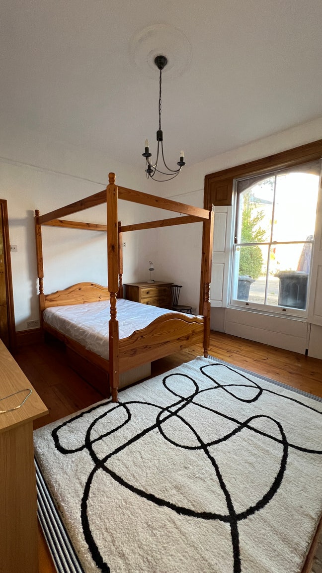 Spacious ground-floor furnished double bedroom  Main Photo