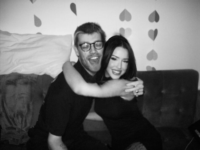 Looking for a flat mate to move in January💕 Main Photo