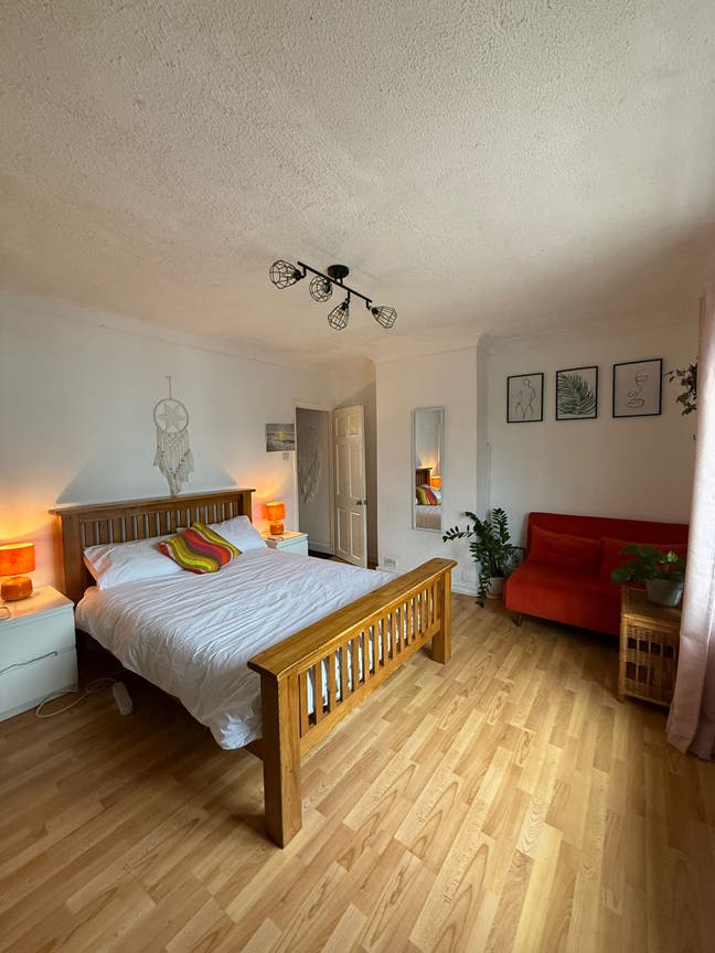 Large Double Room In Warm Home Main Photo