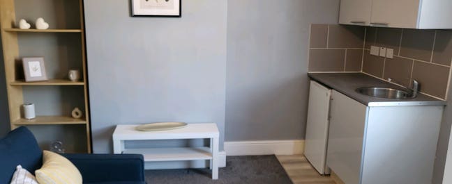 Ready Dec!1 bed Studio flat all incl.Nr Train st Main Photo