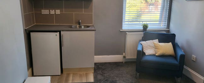Ready Dec!1 bed Studio flat all incl.Nr Train st Main Photo