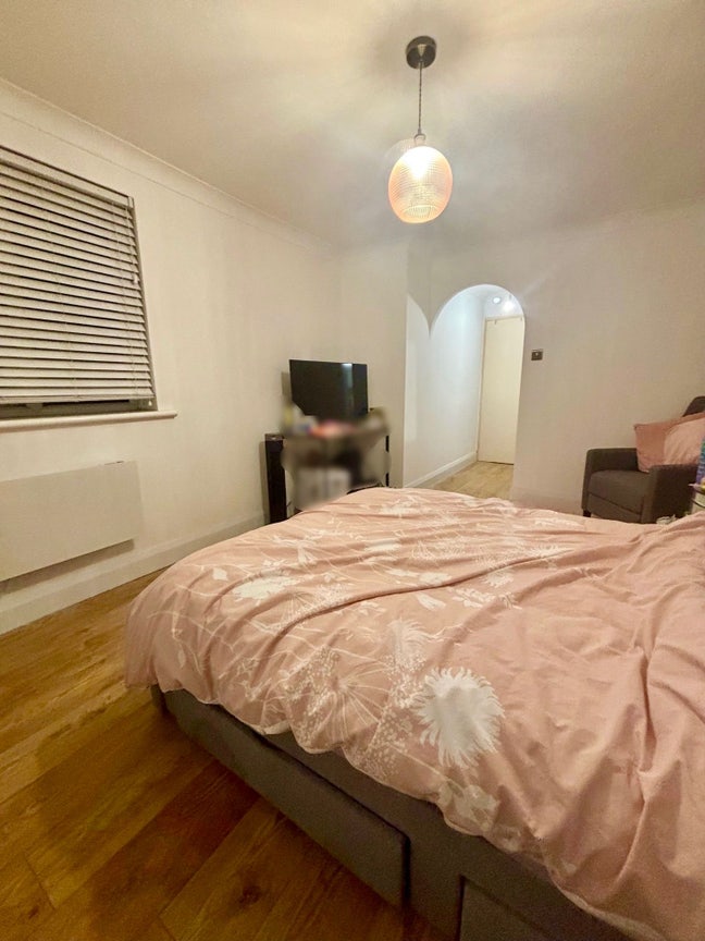 Large double room with walk through wardrobe Main Photo