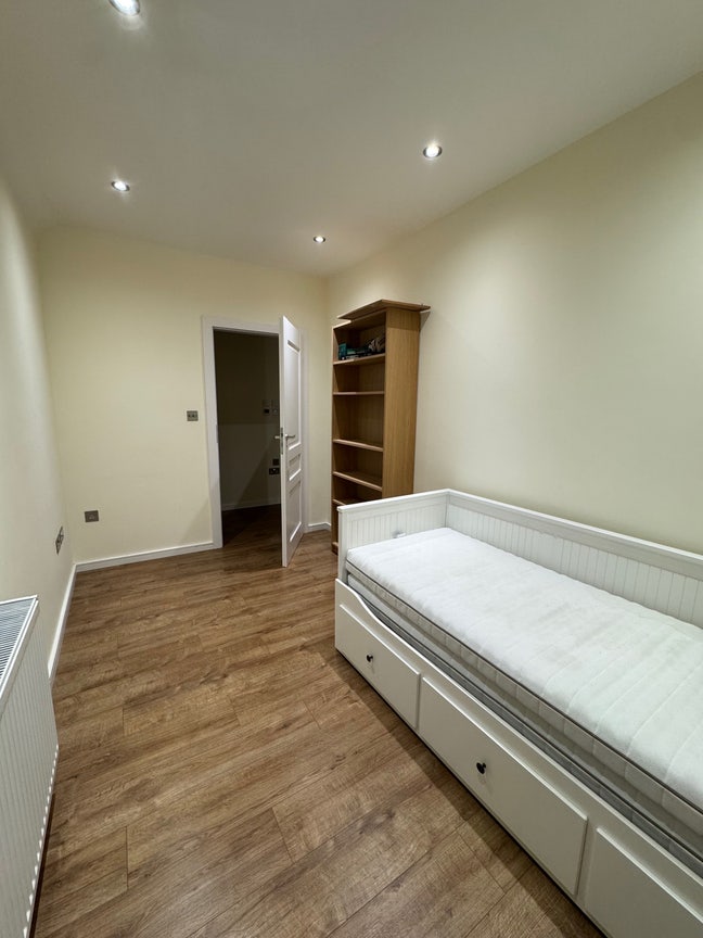 Double bedroom in modern 3 bed house  Main Photo