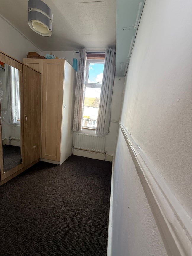 Room to let for single women or two girls  Main Photo