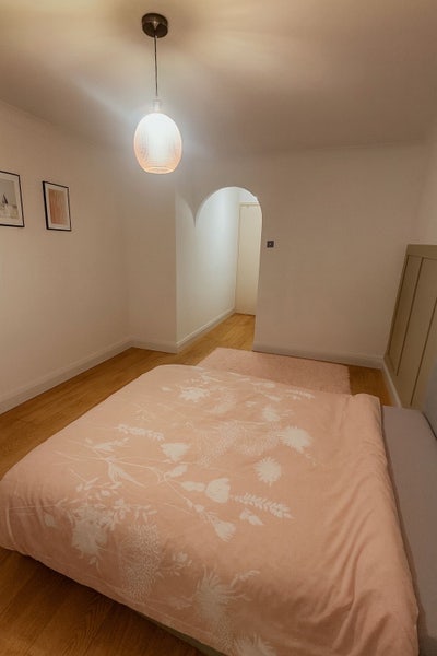 Large double room with walk through wardrobe Main Photo