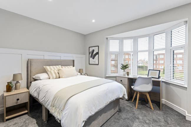 Premium Bay-Window Ensuite Room-Best Location Main Photo