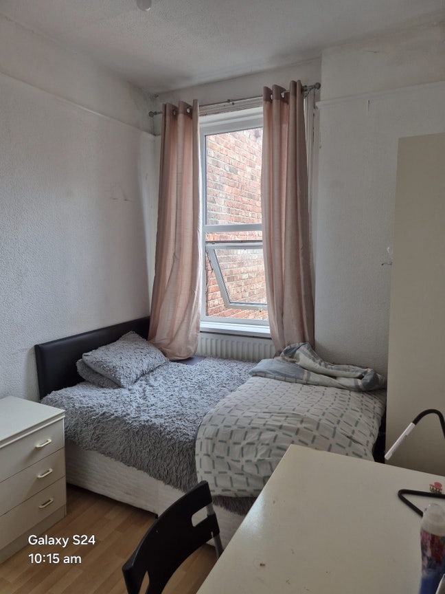 Affordable Room in a Friendly Shared Home Main Photo