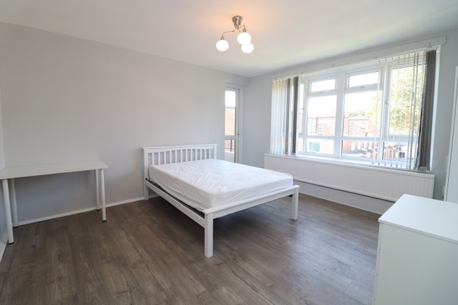 Spacious Room with Balcony in White City Westfield Main Photo