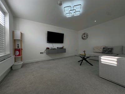 1 - 2 house mate needed for tenancy House share Main Photo