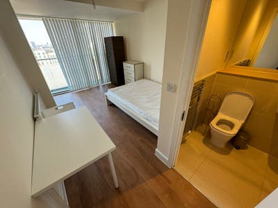 Luxury Ensuite with Private Balcony in Top Floor Main Photo
