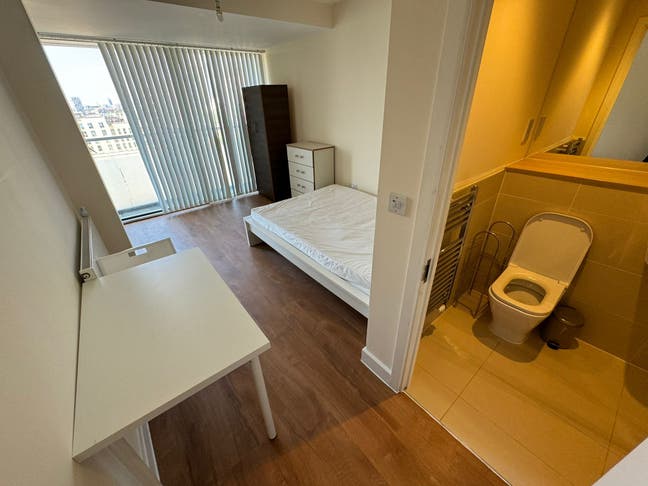 Luxury Ensuite with Private Balcony in Top Floor Main Photo