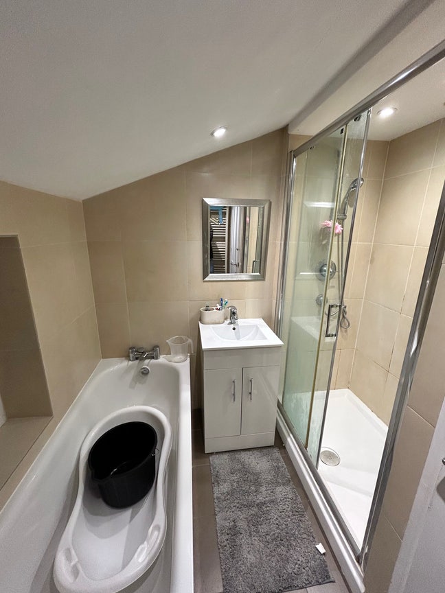 Large double room to rent  Main Photo