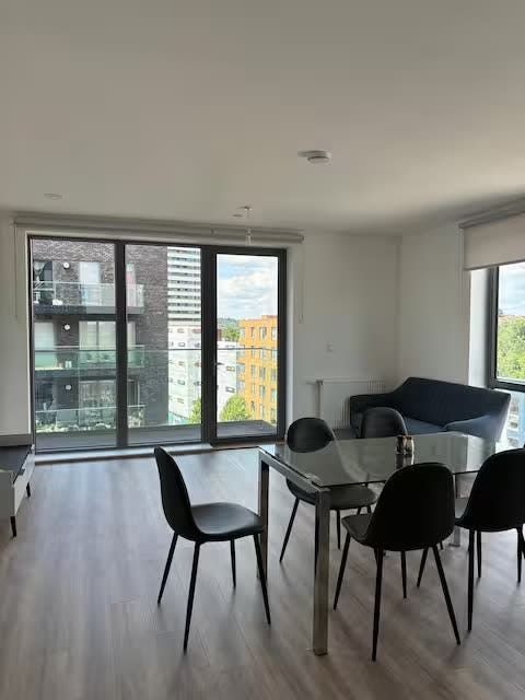 Modern room in 3-bed flat near Wembley Main Photo