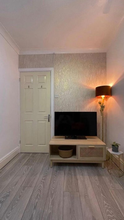 Single spacious room - TV, wardrobe Main Photo