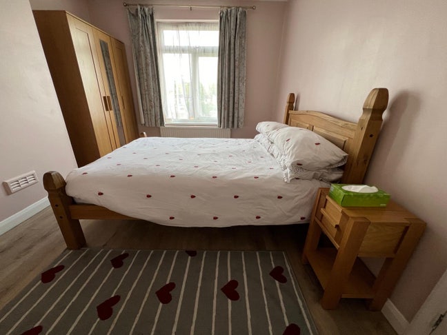 Large bedroom with all bills included  Main Photo