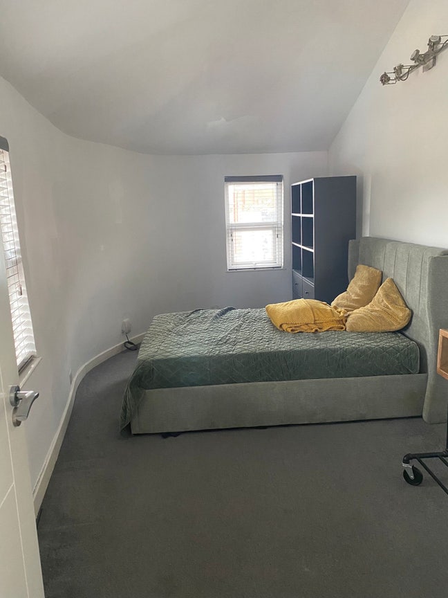 Spacious double with recently furnished en-suite Main Photo