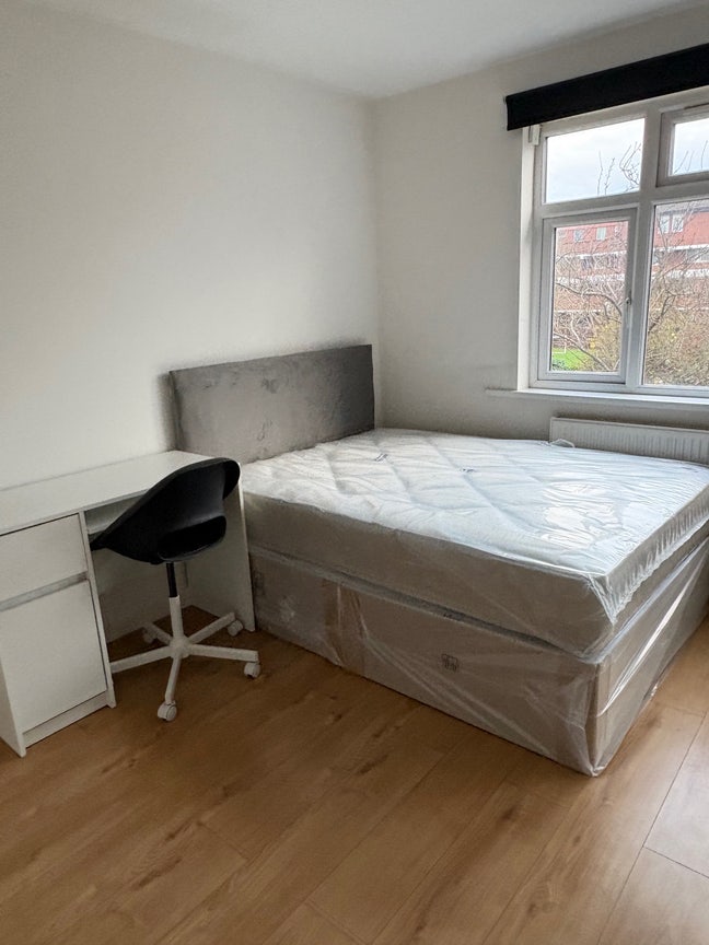 Double Room in West London Main Photo
