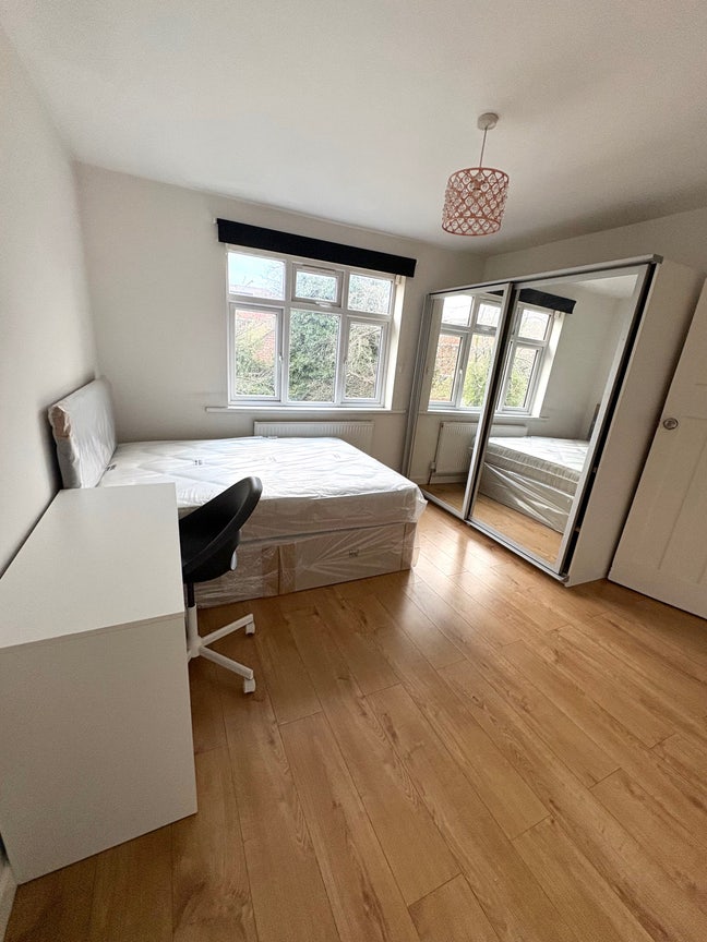 Double Room in West London Main Photo