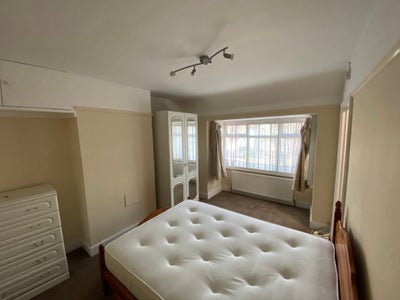 Large ensuite room &pound;825 Hounslow west Main Photo