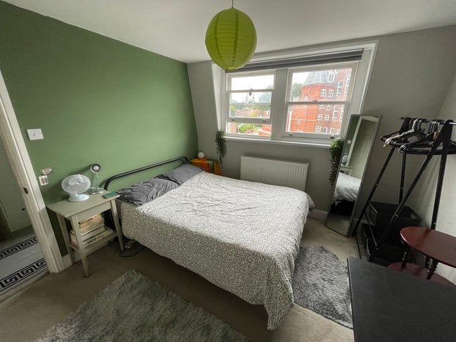 Short term room in Chiswick (zone2)  - women only  Main Photo