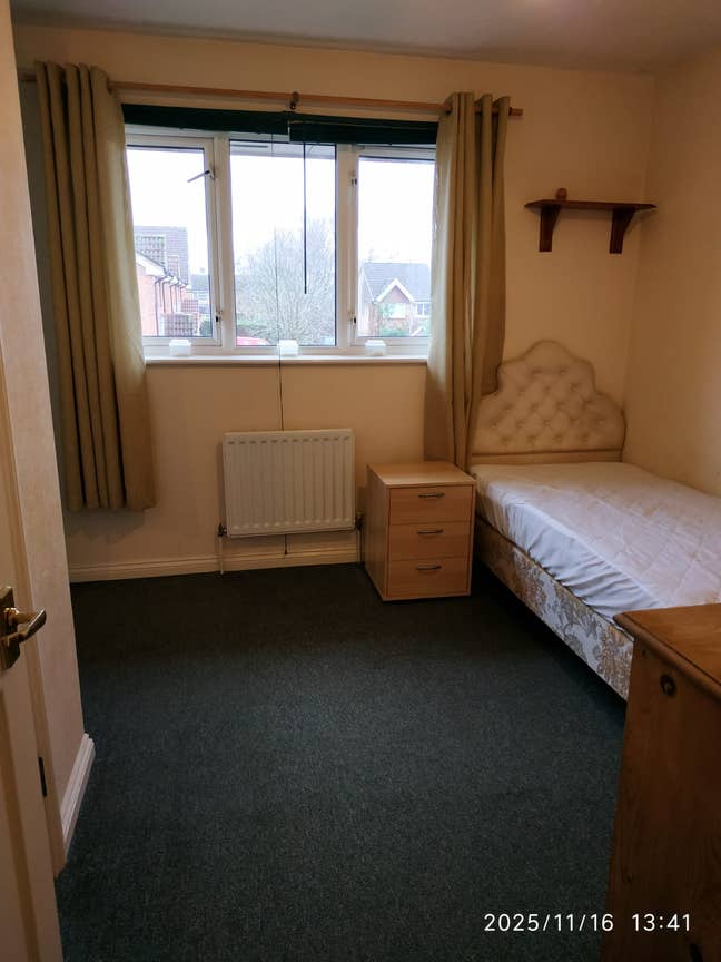 Large double room female in friendly house chells Main Photo