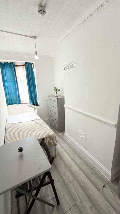 *Cheap Single Room Next to Neasden Shopping Center Main Photo
