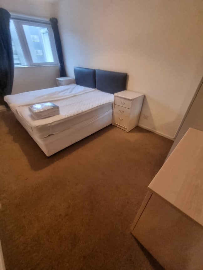 A Room in a 3-bedroom  Main Photo