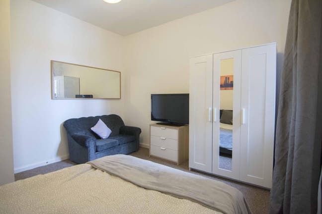 ✨Large master at  Nine Elms for single occupancy✨ Main Photo