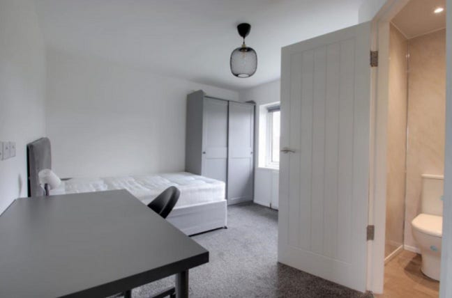 Double room with en-suite and bills included.  Main Photo