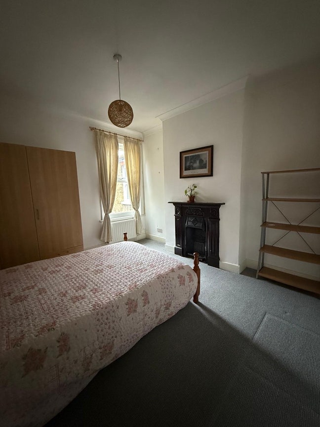 Lovely double room in 2 bed flat with garden  Main Photo