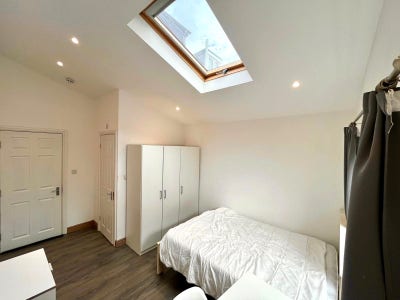 Bright large ensuite in Clapham Main Photo