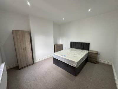 Luxury double bedroom for rent with bills included Main Photo