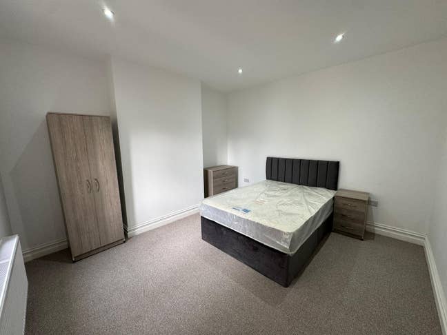 Luxury double bedroom for rent with bills included Main Photo