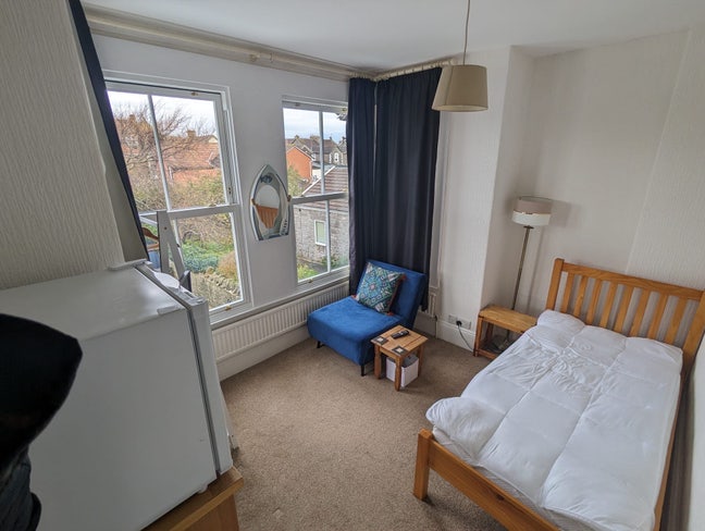 Small single room in lovely flat Main Photo