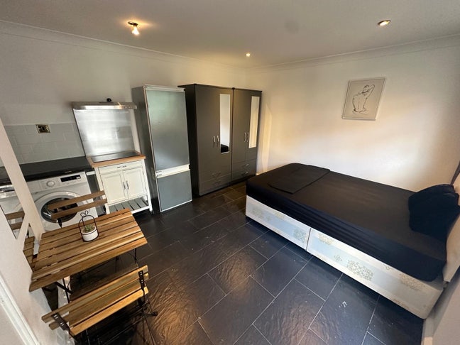 🛏️ Studio Flat to Let in - Wembley  Main Photo