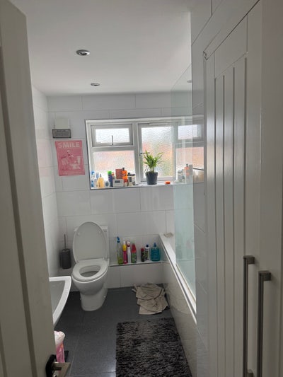 Very neat double room in two bed flat in Loughton  Main Photo