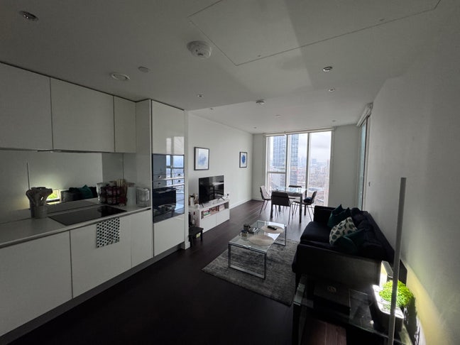 Room Available — 28th Floor Apartment in Vauxhall Main Photo