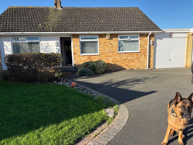 Clean Double room in a large detached Bungalow,  Main Photo
