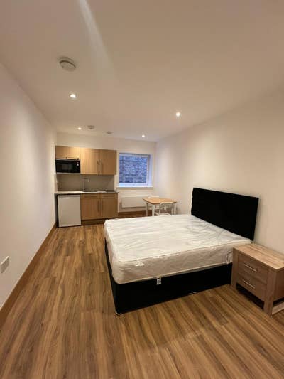 Newly renovated studio flat  Main Photo