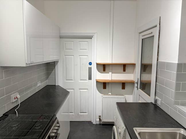 3 Lovely rooms for students&prof. New kithen&bath Main Photo