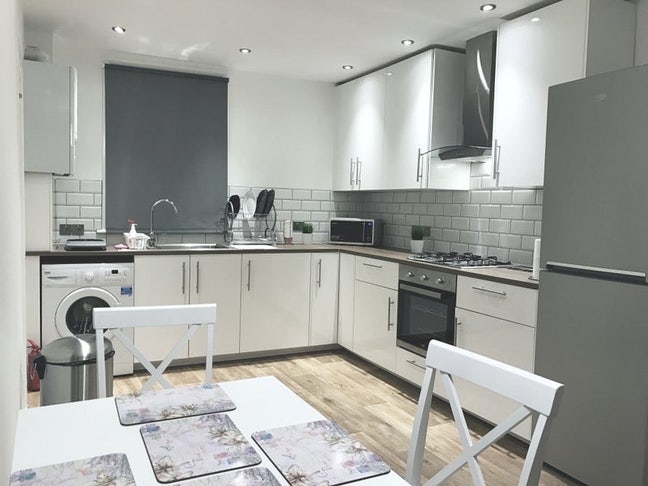 Specious room just 2 min walk to EastHam Station Main Photo