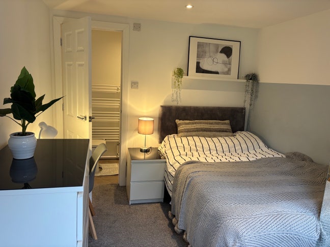 § Refurbed  room  & ensuite,10m🚶to  RSCH GU28LP Main Photo