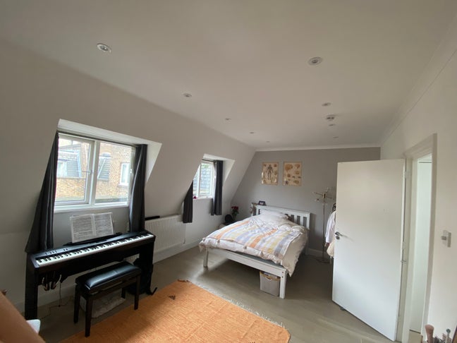 Short Let Only! Large Room in Prime Location Main Photo