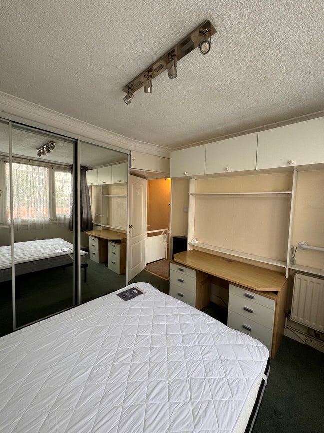 Bright Double Room Available Now!  Main Photo