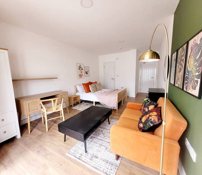 See Video| Large  Ensuite in Harrow |Book Now! Main Photo