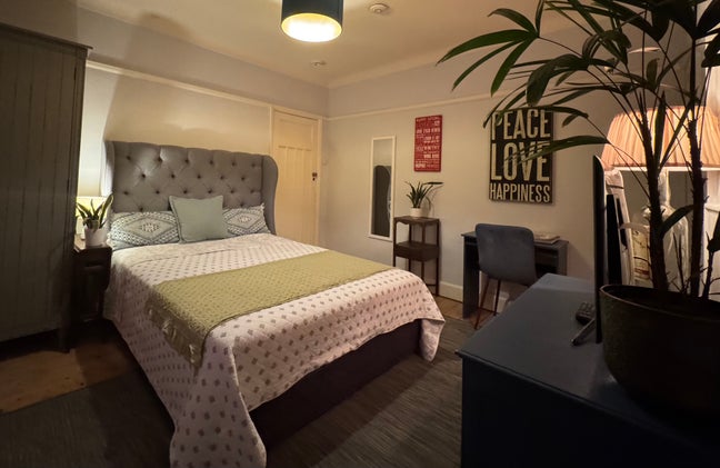 A beautiful room in central Richmond  Main Photo