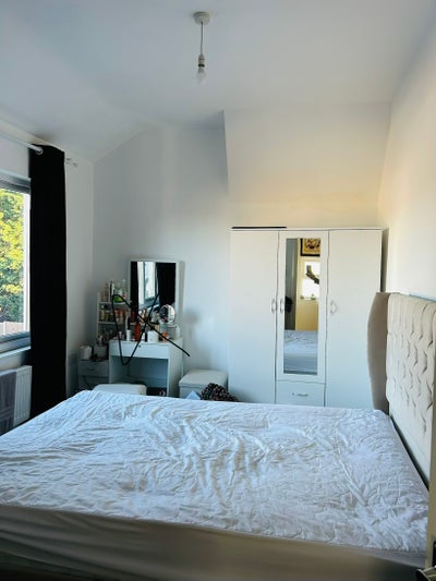 Double room available for couples or girls x Main Photo