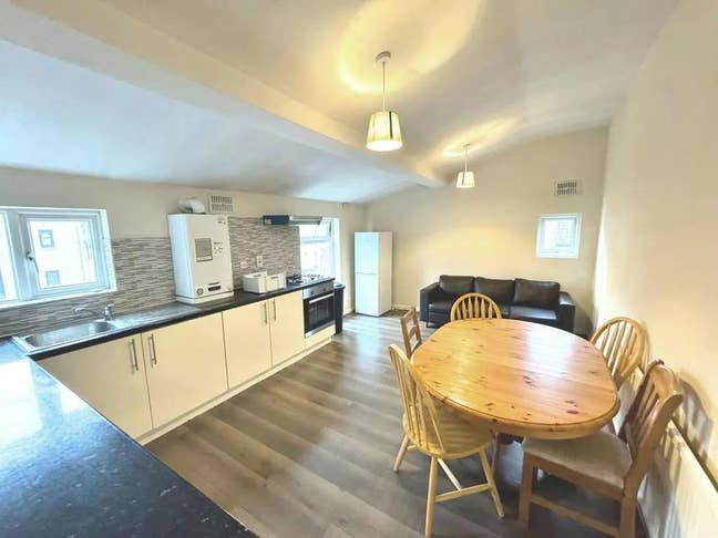 Spacious 3 bed flat on Tooting Broadway - SW17 Main Photo